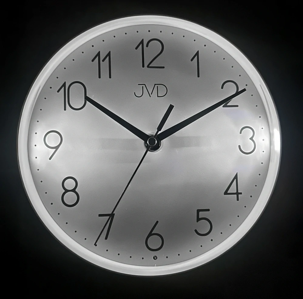 JVD Nástěnné netikající tiché hodiny JVD HA229.1 se senzorem stmívání v imitaci dřeva